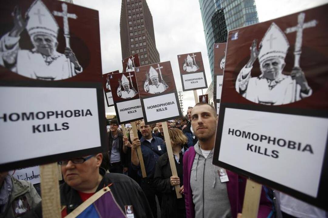 Gimtoji Vokietija popiežių pasitiko protestu