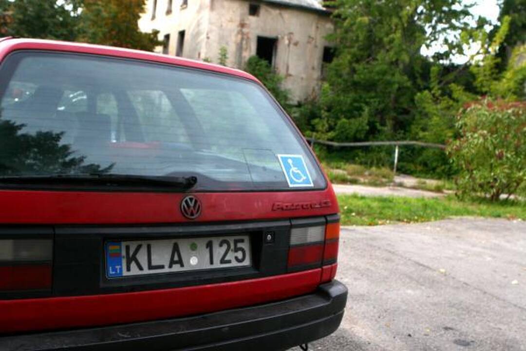 Klaipėdoje mašina įvažiavo į parduotuvę