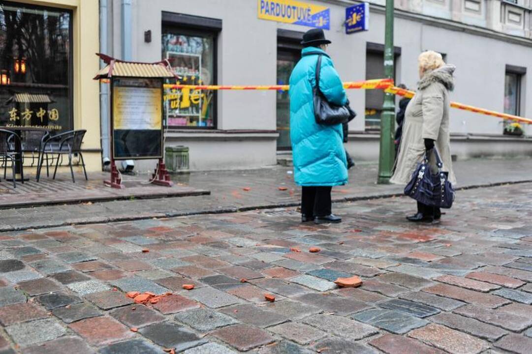 Vilniaus gatvėje nuo stogo kritusi čerpė prakirto paauglės galvą