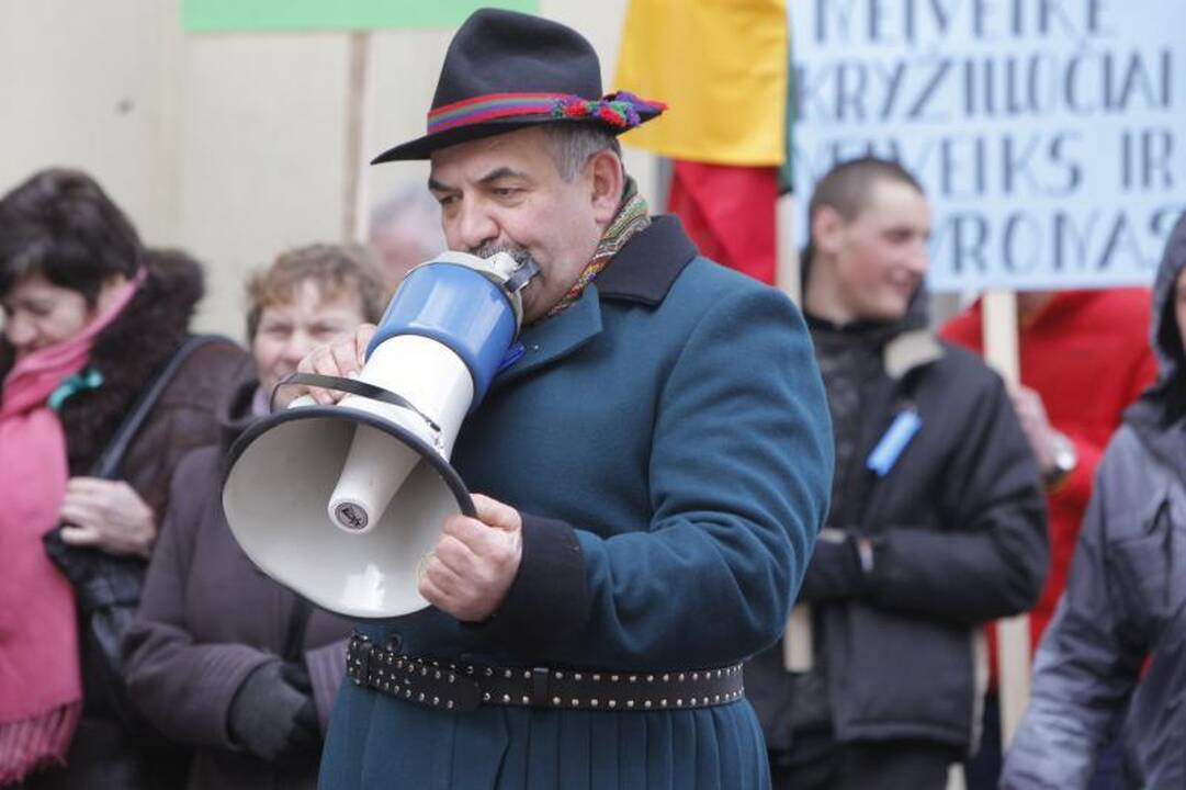 Po D.Grybauskaitės langais aidėjo: „Paduok, sesute, kardą“
