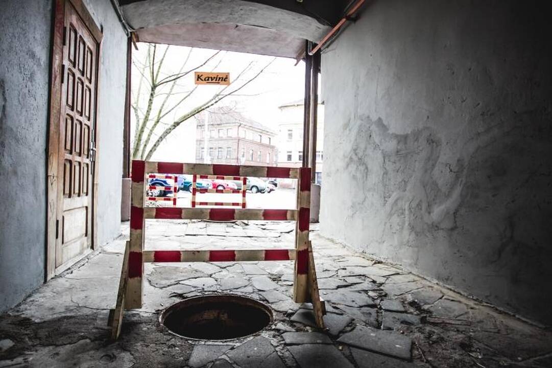 Vilniaus gatvėje – pavojingų kliūčių ruožas: dingo 5 šulinių dangčiai