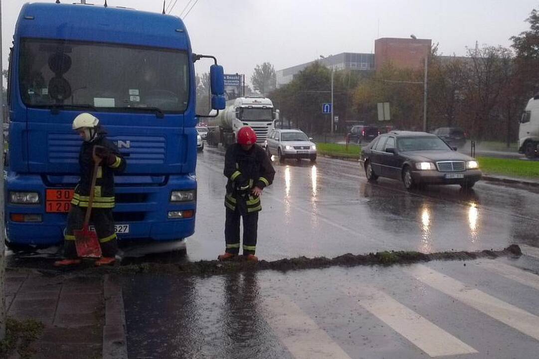 Per avariją išsiliejęs dyzelinas Nerimi nuplaukė iki Elektrėnų