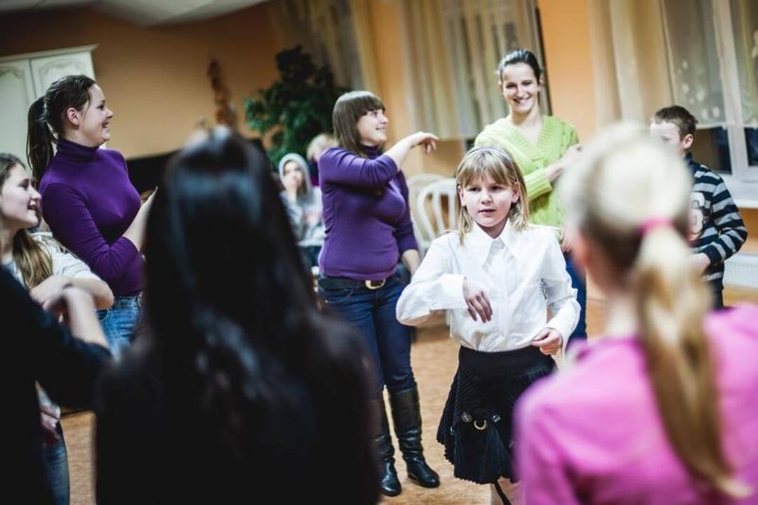 Studentai globos namų vaikams dovanojo širdies šilumą