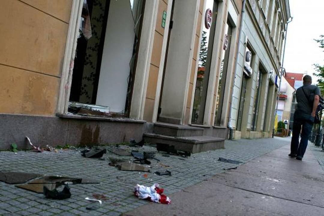 Klaipėdoje mašina įvažiavo į parduotuvę