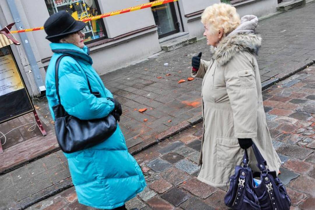 Vilniaus gatvėje nuo stogo kritusi čerpė prakirto paauglės galvą