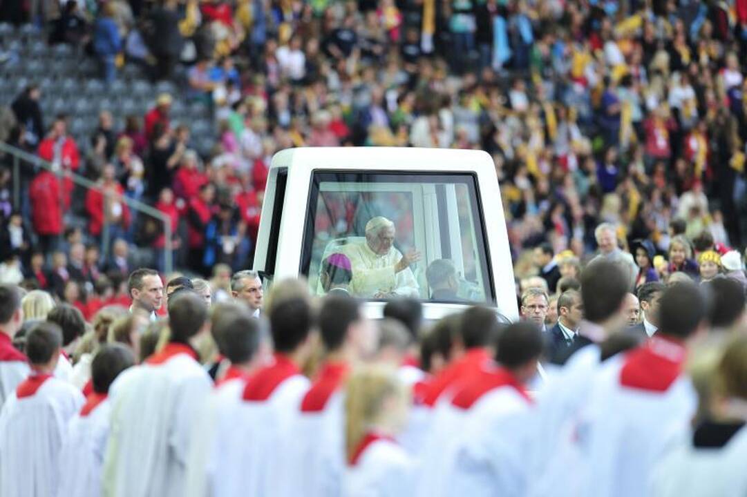Gimtoji Vokietija popiežių pasitiko protestu