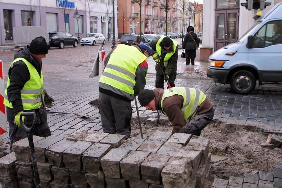 Atsitraukus šalčiams Tiltų gatvėje atsivėrė smegduobė