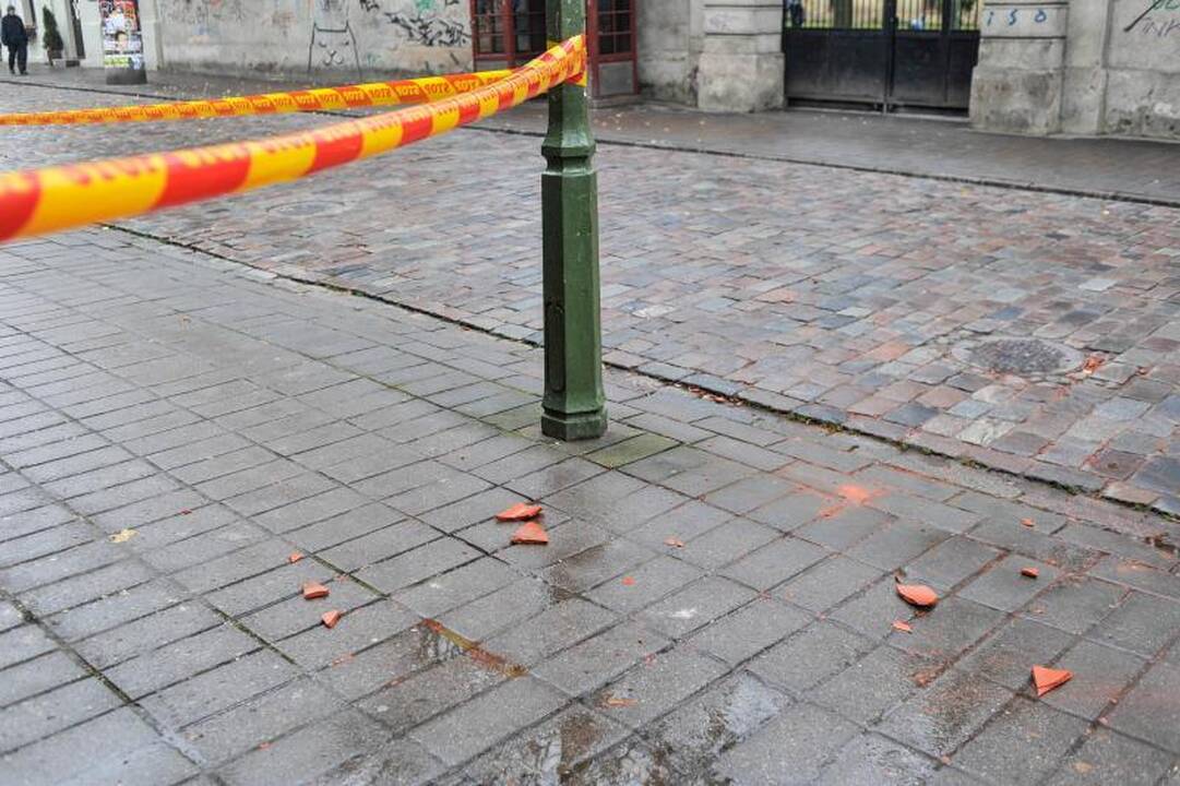Vilniaus gatvėje nuo stogo kritusi čerpė prakirto paauglės galvą