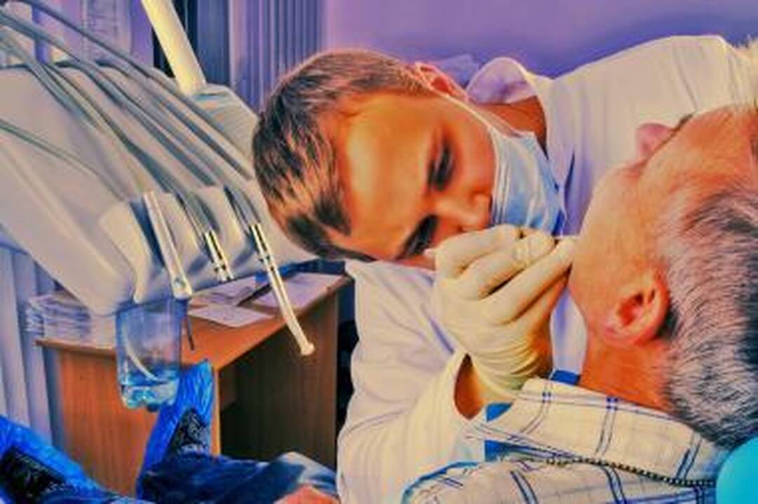 D. Britanijos odontologai prašo valdžios griežčiau kontroliuoti dantų balinimo paslaugas