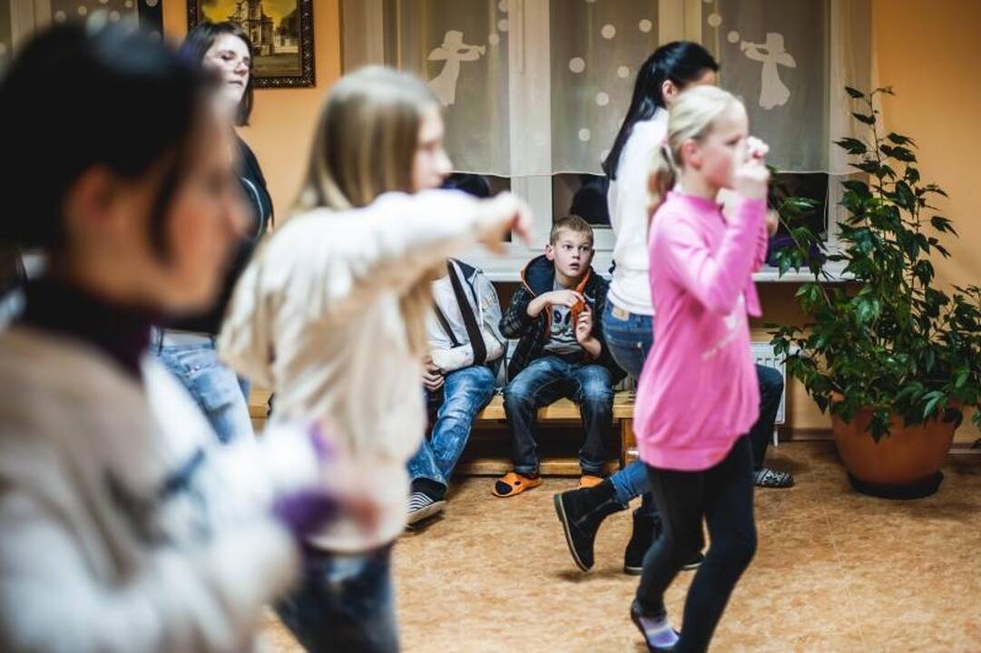Studentai globos namų vaikams dovanojo širdies šilumą