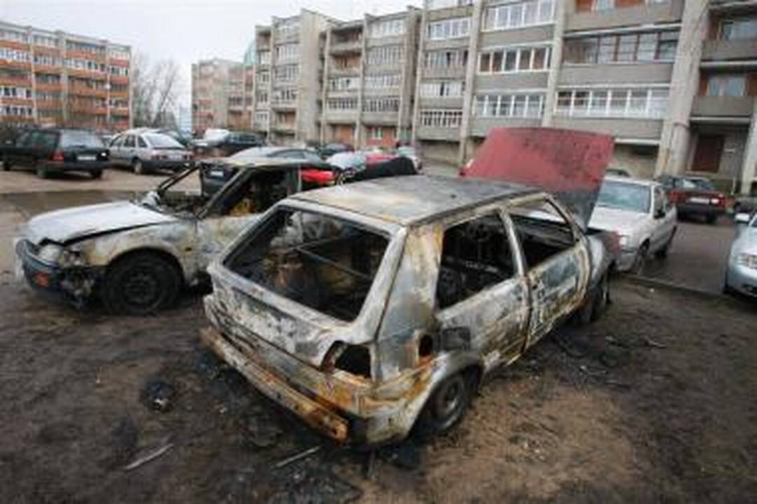 Viename kieme degė trys mašinos
