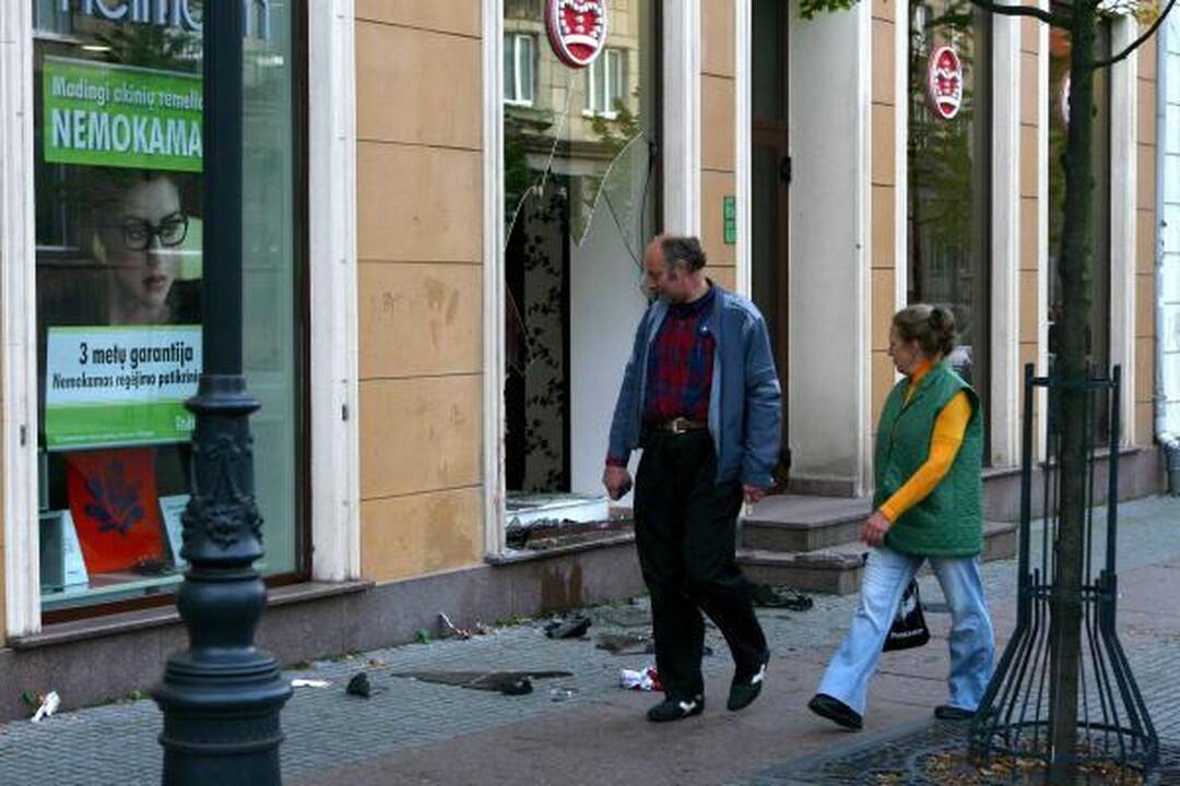 Klaipėdoje mašina įvažiavo į parduotuvę