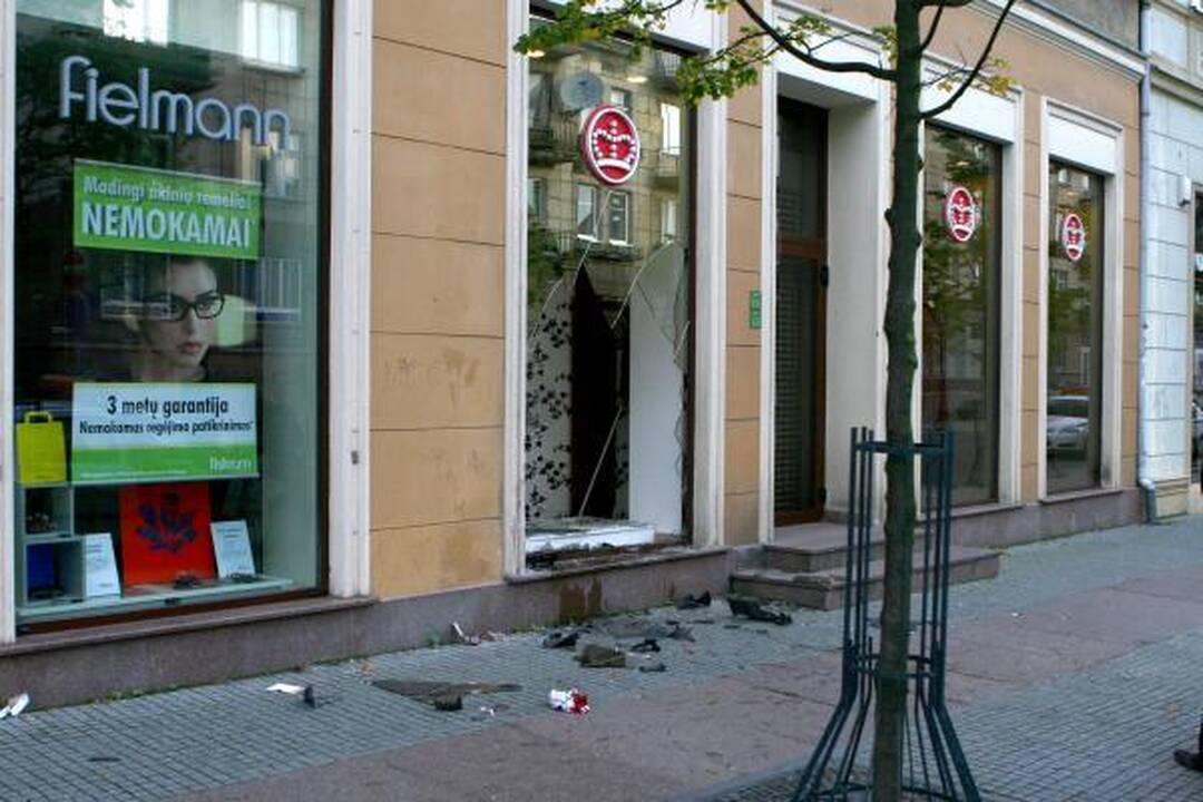 Klaipėdoje mašina įvažiavo į parduotuvę