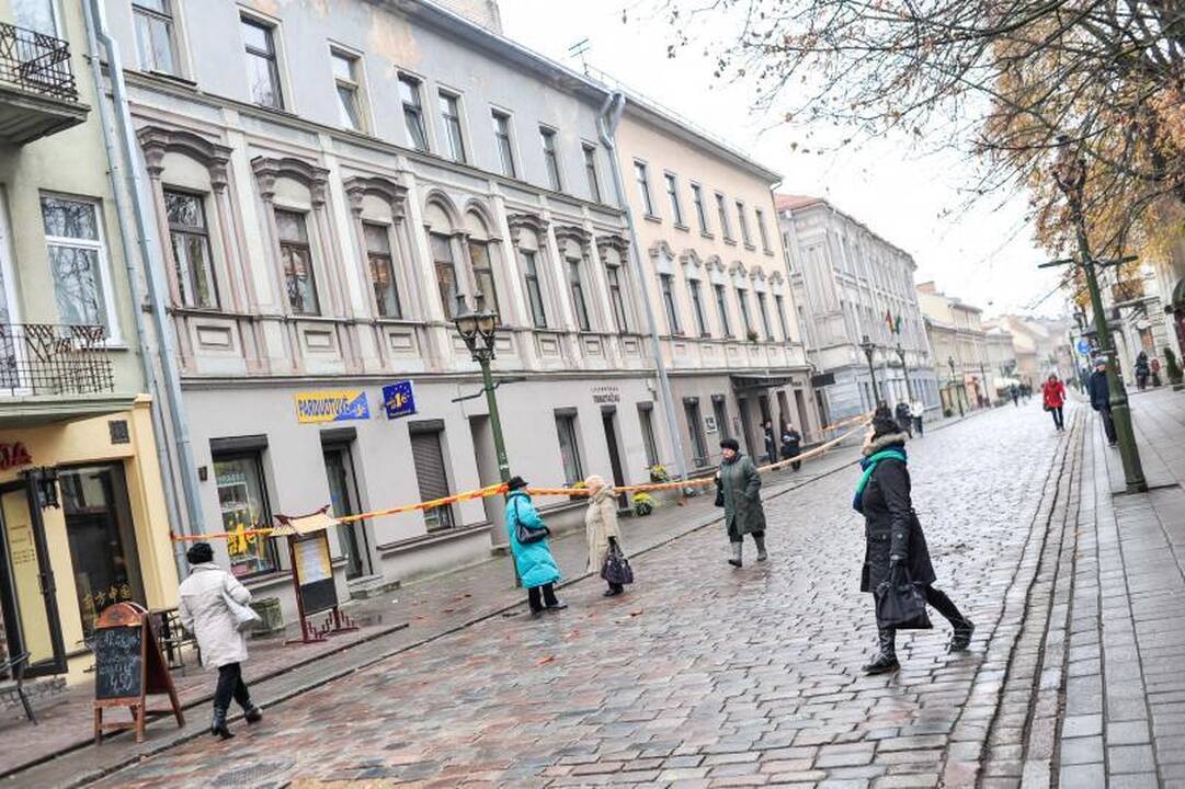 Vilniaus gatvėje nuo stogo kritusi čerpė prakirto paauglės galvą