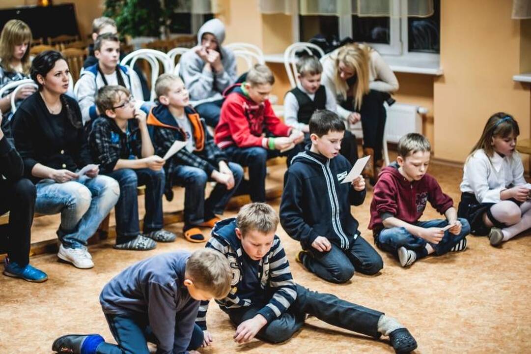 Studentai globos namų vaikams dovanojo širdies šilumą