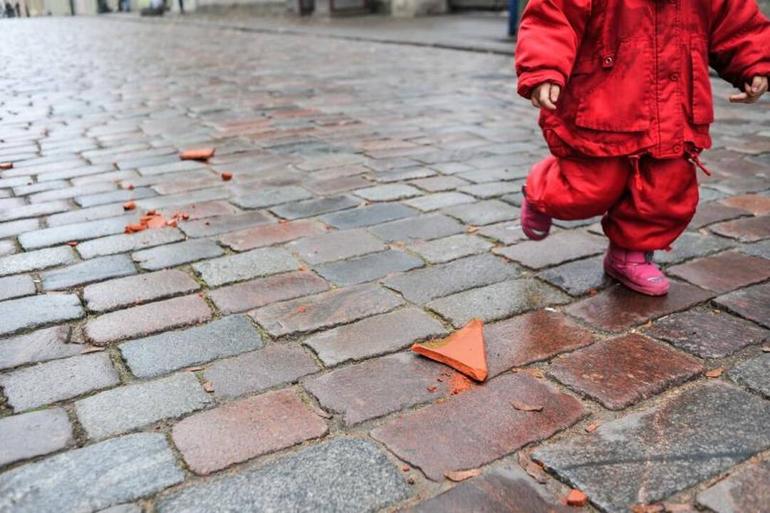 Vilniaus gatvėje nuo stogo kritusi čerpė prakirto paauglės galvą