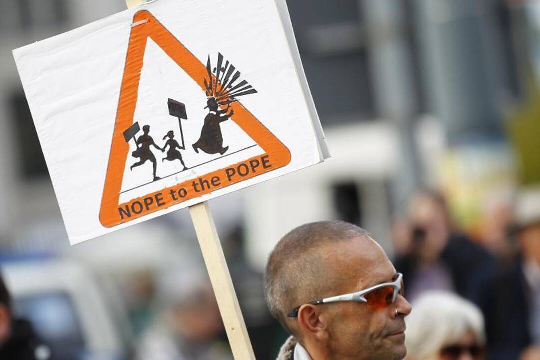 Gimtoji Vokietija popiežių pasitiko protestu