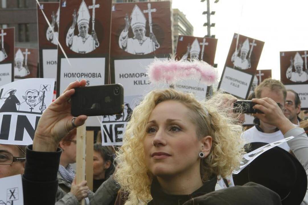 Gimtoji Vokietija popiežių pasitiko protestu
