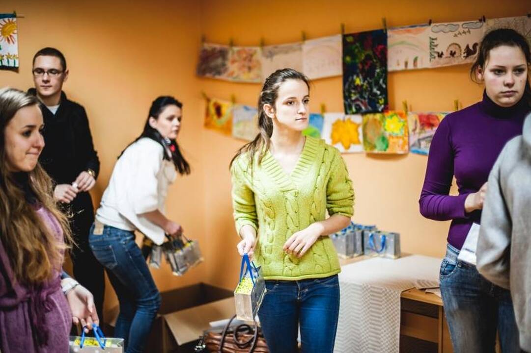 Studentai globos namų vaikams dovanojo širdies šilumą