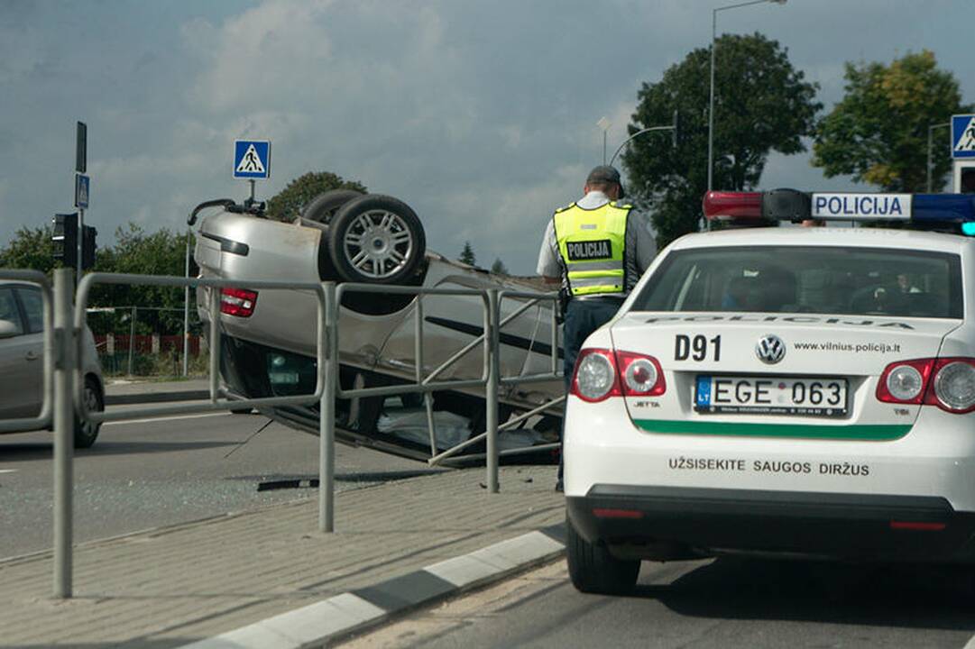 Lėkdamas per draudžiamą šviesoforo signalą apvirto automobilis