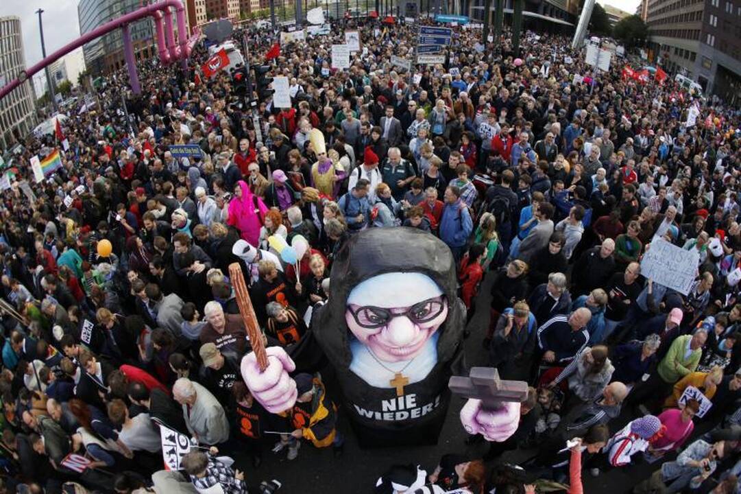 Gimtoji Vokietija popiežių pasitiko protestu
