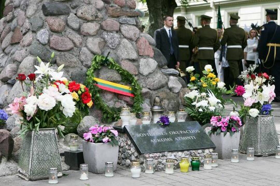 Lietuvos, kitų Baltijos šalių vadovai pagerbė sovietmečio represijų aukų atminimą