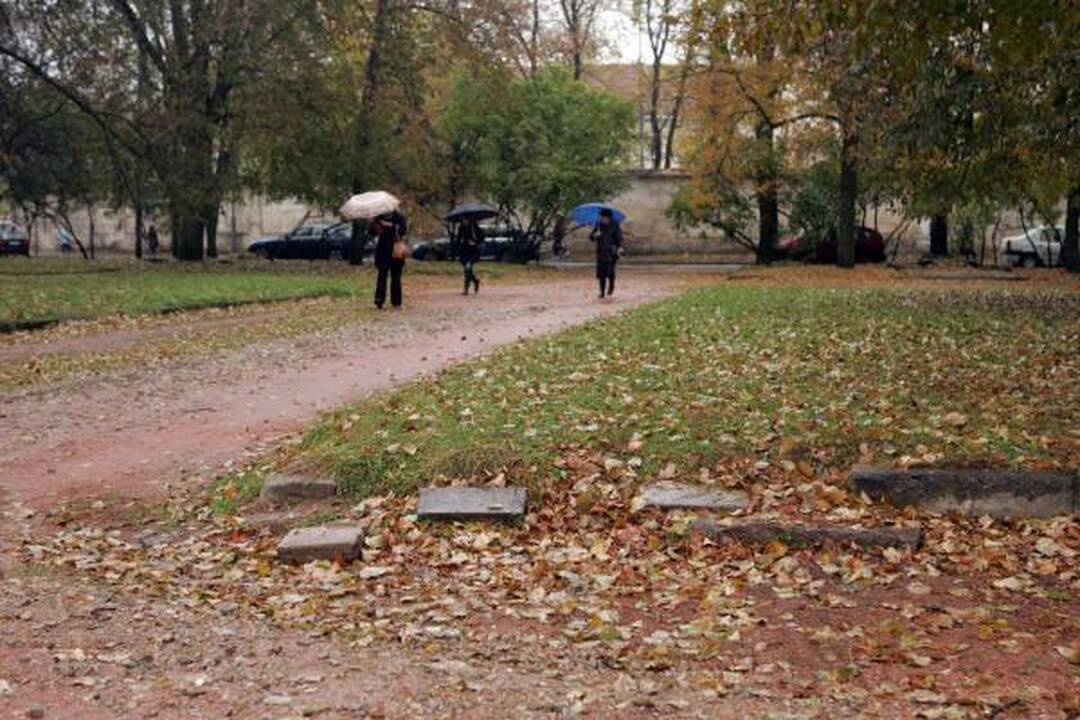 Lukiškių aikštė: kiuženų kalnai ir purvynė sostinės centre