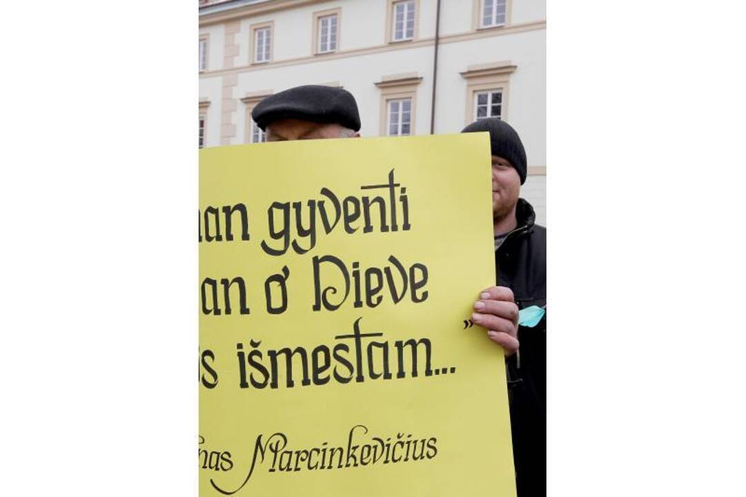 Po D.Grybauskaitės langais aidėjo: „Paduok, sesute, kardą“