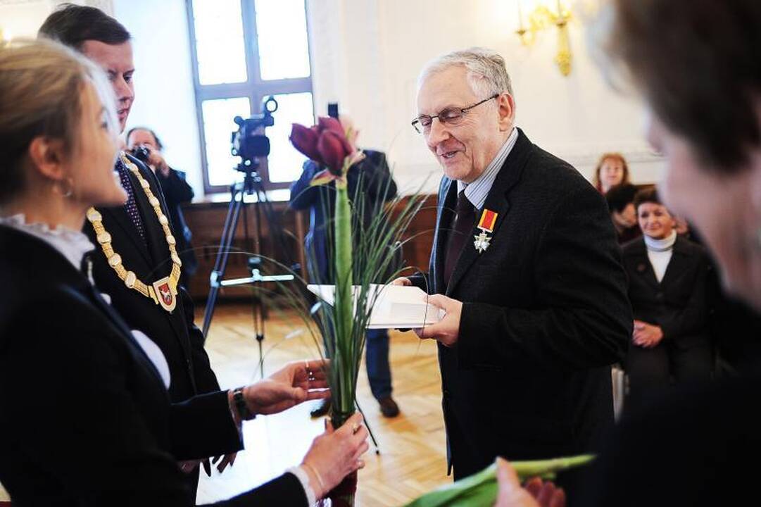 Nusipelniusiems kauniečiams – garbės ženklai ir medaliai