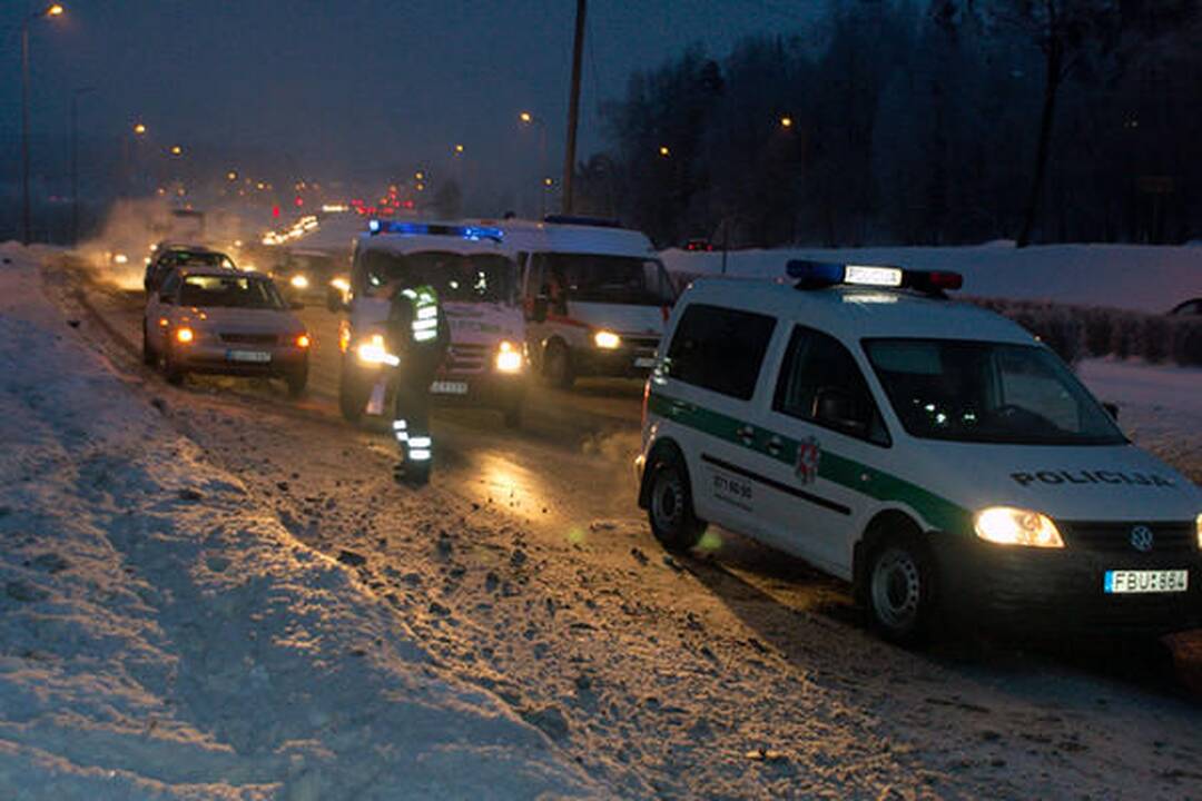 Apvirtus automobiliui sostinėje sutriko eismas