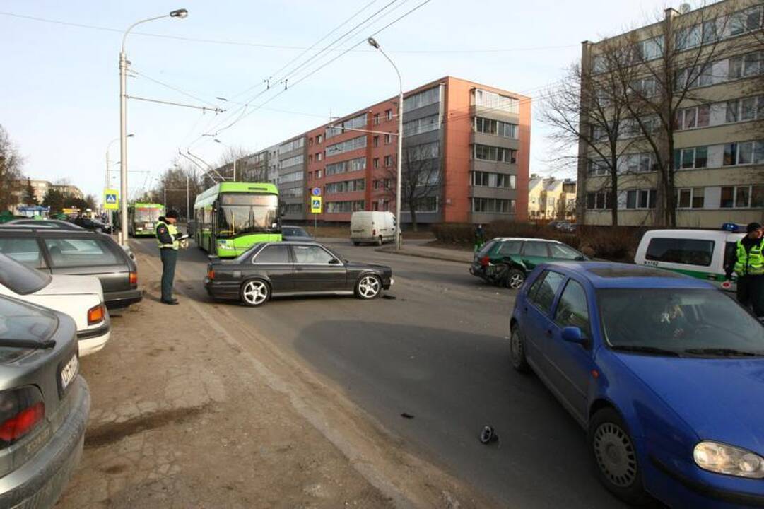 Girtas BMW vairuotojas Kaune traiškė automobilius