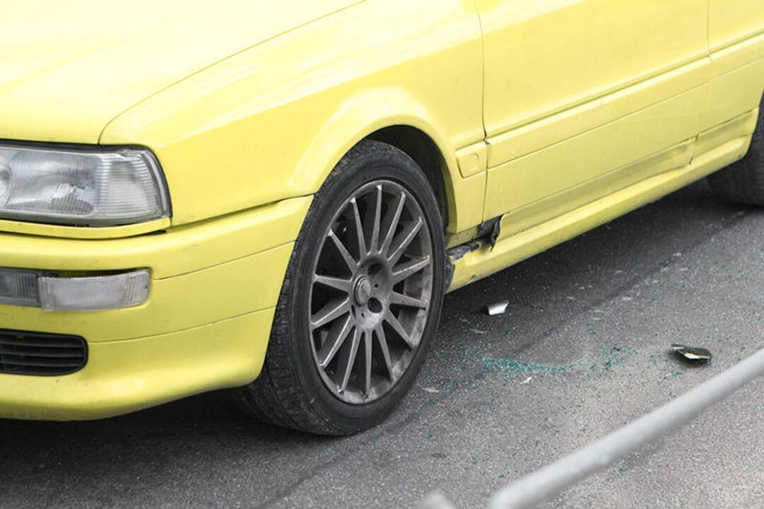 Lėkdamas per draudžiamą šviesoforo signalą apvirto automobilis
