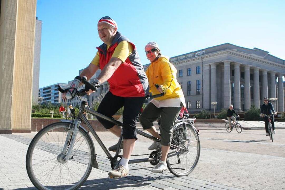 Premjeras per atostogas mins dviratį ir irkluos baidarę