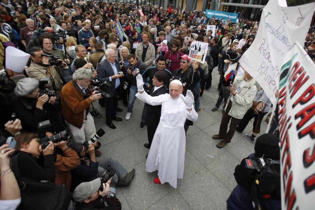 Gimtoji Vokietija popiežių pasitiko protestu