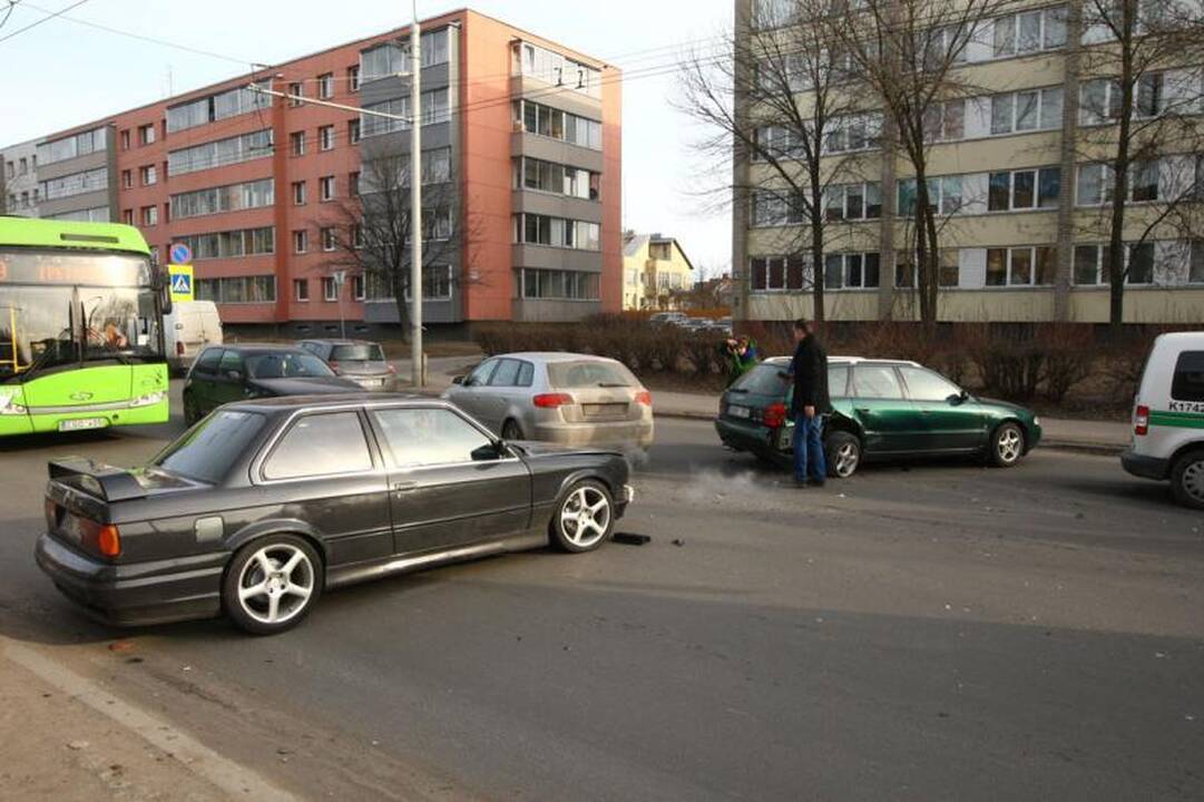 Girtas BMW vairuotojas Kaune traiškė automobilius