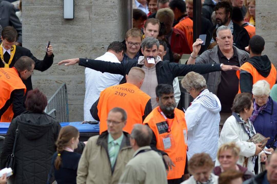 Gimtoji Vokietija popiežių pasitiko protestu
