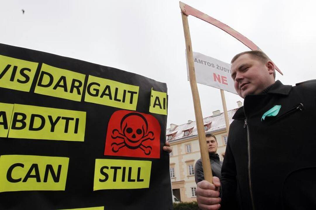 Po D.Grybauskaitės langais aidėjo: „Paduok, sesute, kardą“