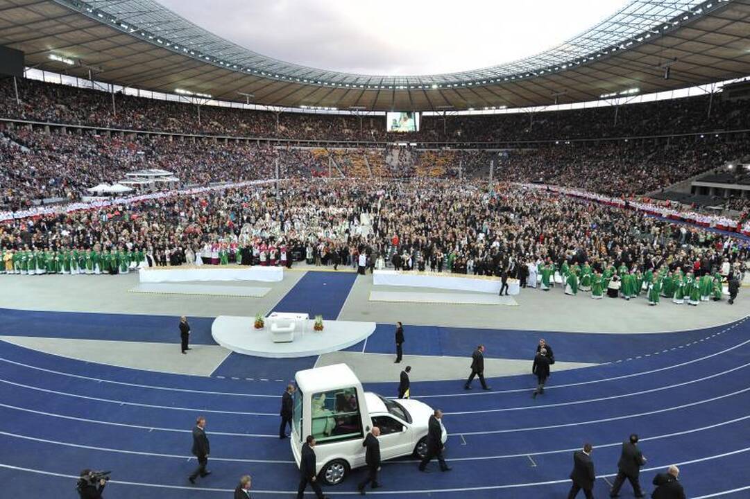 Berlyno stadione popiežius aukojo mišias 70 tūkst. tikinčiųjų miniai