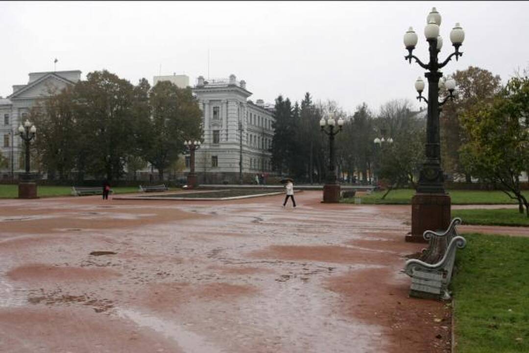 Lukiškių aikštė: kiuženų kalnai ir purvynė sostinės centre
