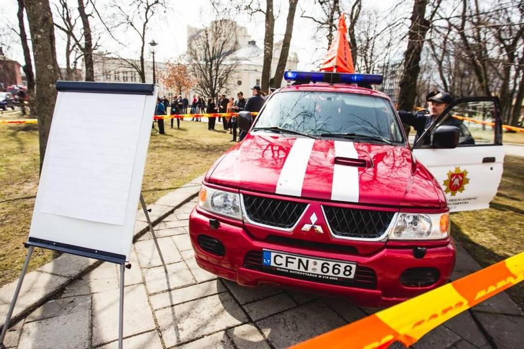 Gesinti Lėlių teatro sulėkė 7 ugniagesių automobiliai