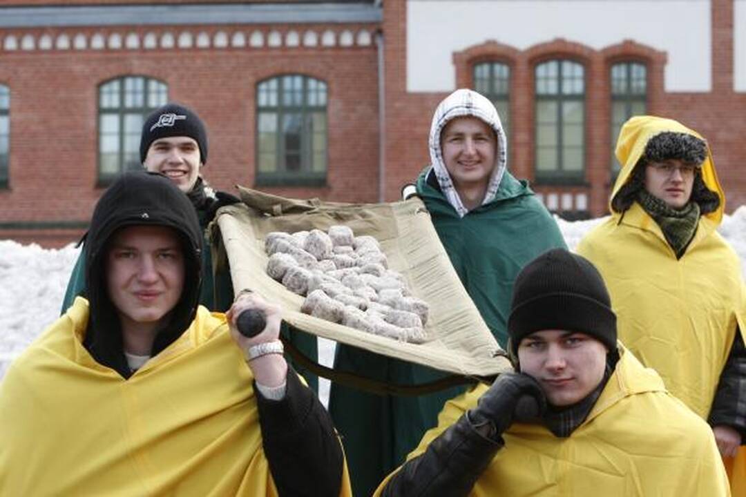 Klaipėdiečiai statė "Laisvės žiburį" 