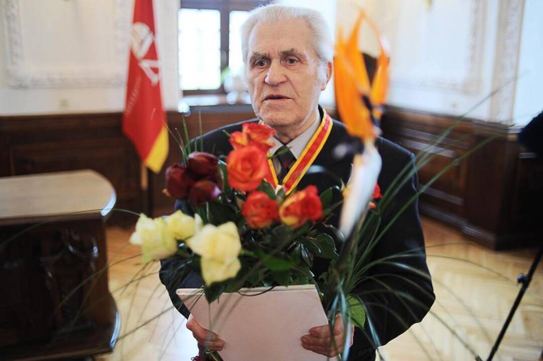 Nusipelniusiems kauniečiams – garbės ženklai ir medaliai
