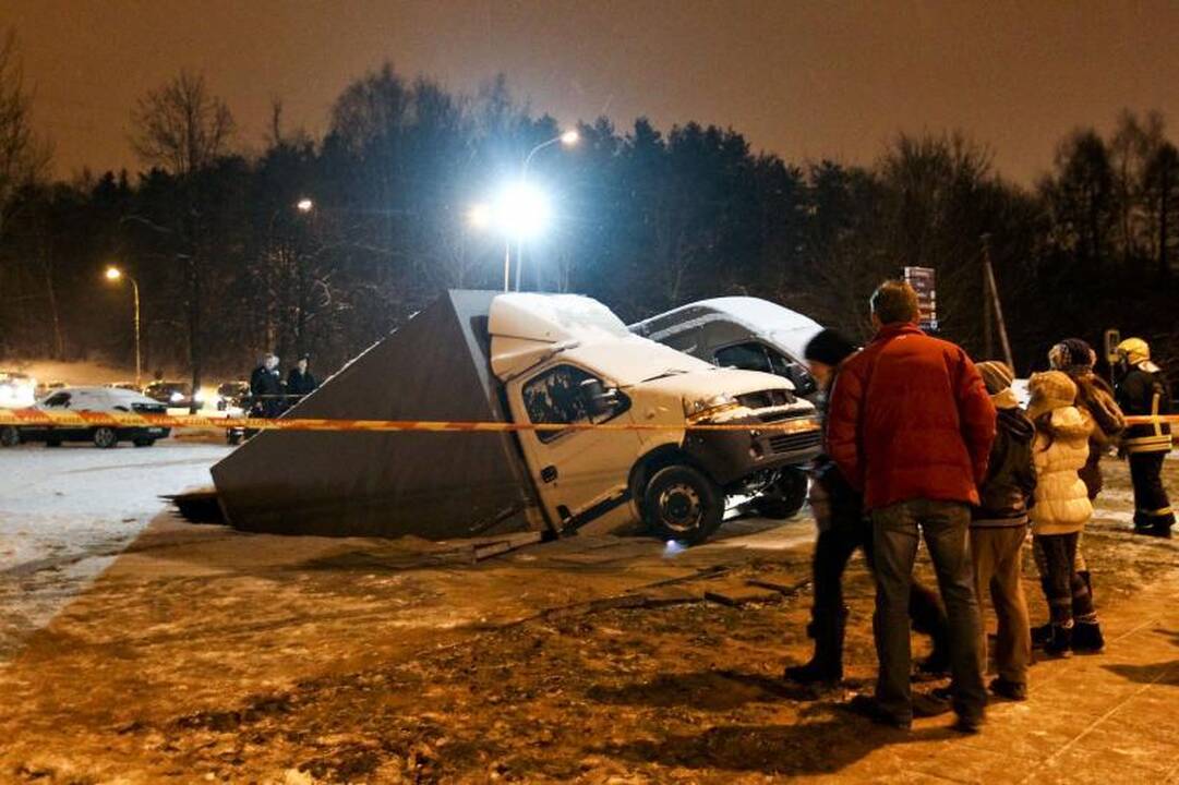Vilniuje į gilią smegduobę įkrito du automobiliai