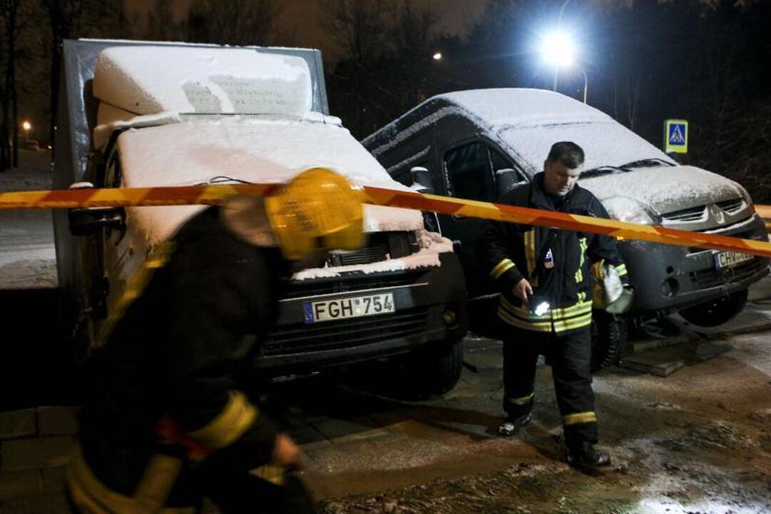 Vilniuje į gilią smegduobę įkrito du automobiliai