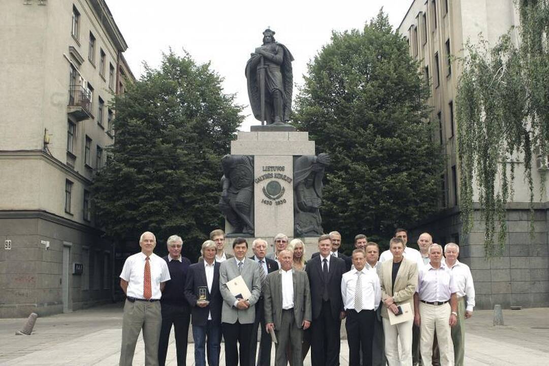Kauno miesto savivaldybės taryba apdovanojo krepšinio veteranus