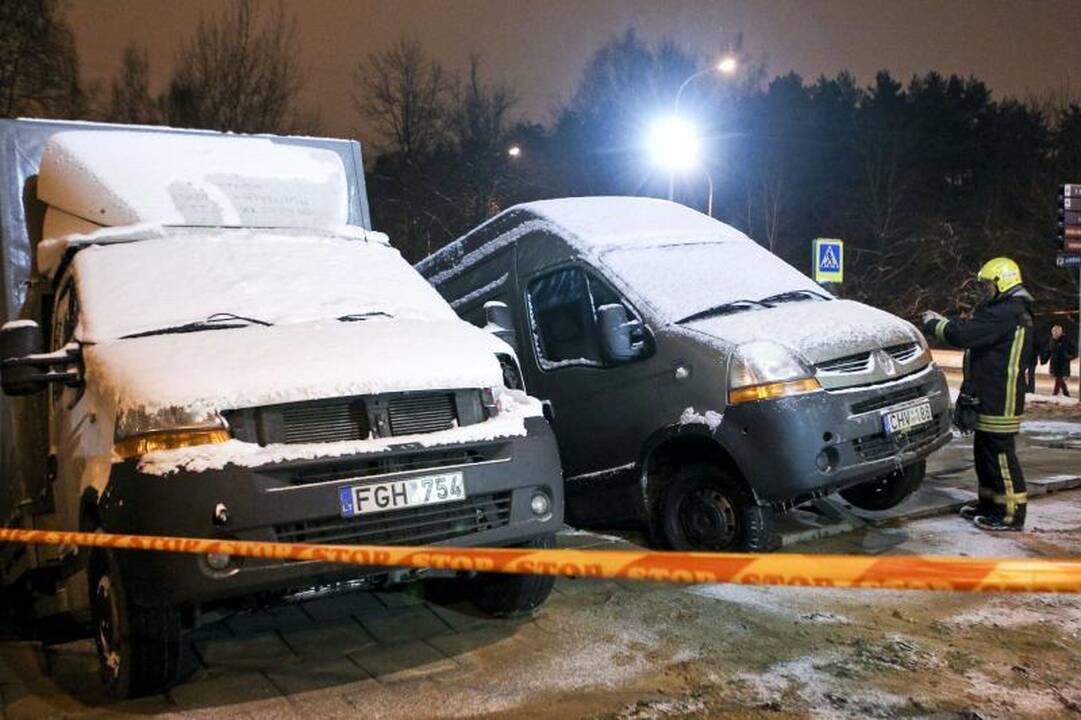 Vilniuje į gilią smegduobę įkrito du automobiliai