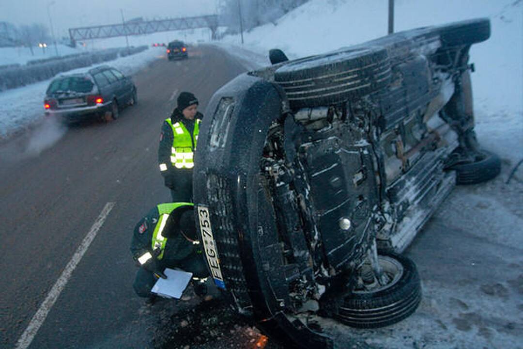 Apvirtus automobiliui sostinėje sutriko eismas
