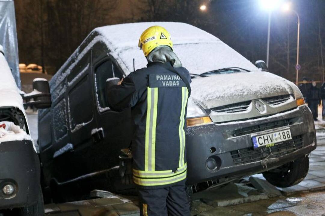 Vilniuje į gilią smegduobę įkrito du automobiliai
