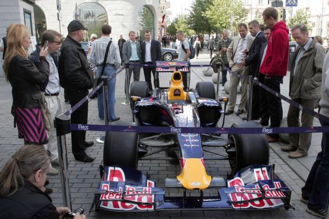 "Formulės 1" bolidas laksto po sostinę be Davido Coulthardo