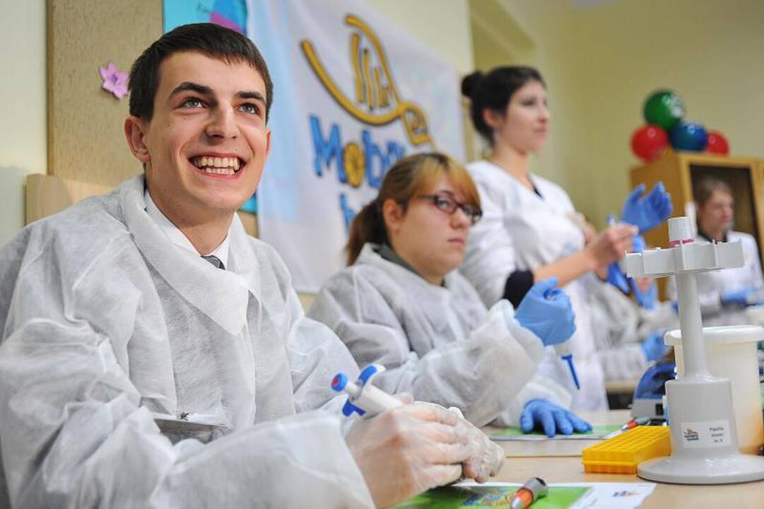 Kauno moksleiviai pirmieji Lietuvoje išbandė modernią laboratoriją